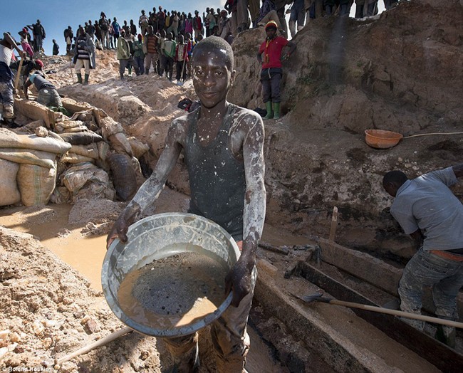 Kim loại coltan được sử dụng để sản xuất bo mạch điện tử cho những thiết bị công nghệ hiện đại nhất như điện thoại di động iPhone hay Samsung. Để khai thác được loại kim loại quý này, các công nhân tại mỏ Luwow ở Congo phải mình trong bùn đất dưới trời nắng nóng suốt 12 giờ mỗi ngày. Nhưng họ chỉ nhận được mức lương rẻ mạt khoảng 5 USD/ngày.